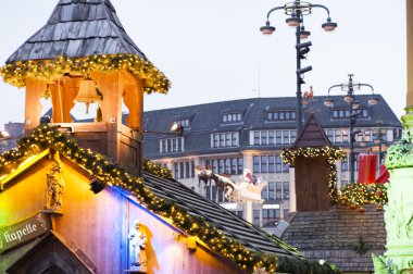 Beyaz büyü ışıkları Noel pazarı