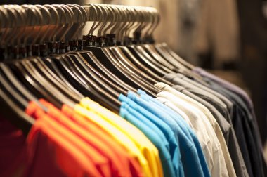 t-shirt üzerinde bir elbise askısı