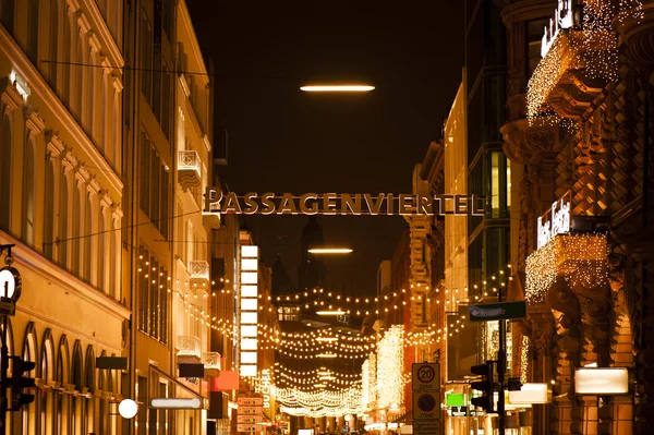Marché de Noël magique blanc à Hambourg la nuit — Photo