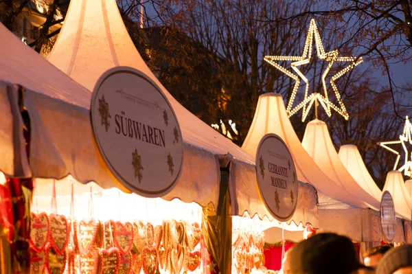 Mercado de Navidad de magia blanca en Hamburgo de noche — Foto de Stock