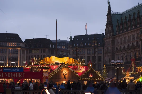 Mercado de Navidad de magia blanca en Hamburgo de noche — Foto de Stock