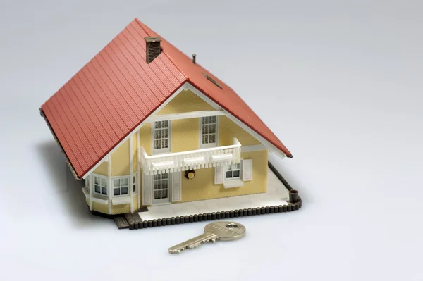 Modelo casa isolada em branco — Fotografia de Stock