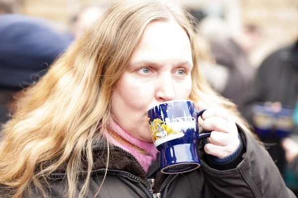 Vrouw drinken Glühwein — Stockfoto