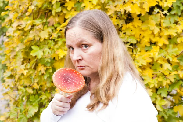 Bijten in een paddestoel — Stockfoto