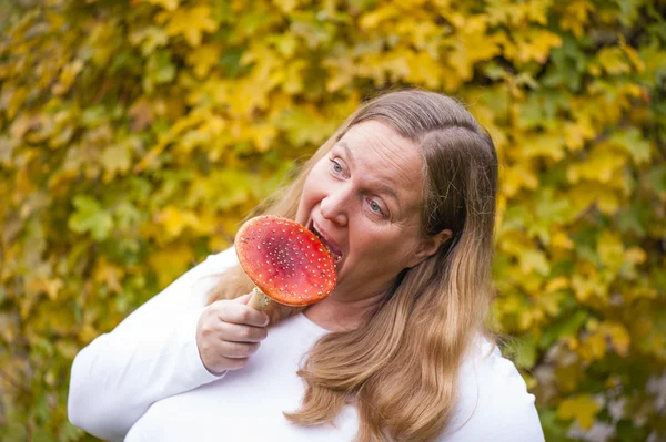 In einen Pilz beißen — Stockfoto