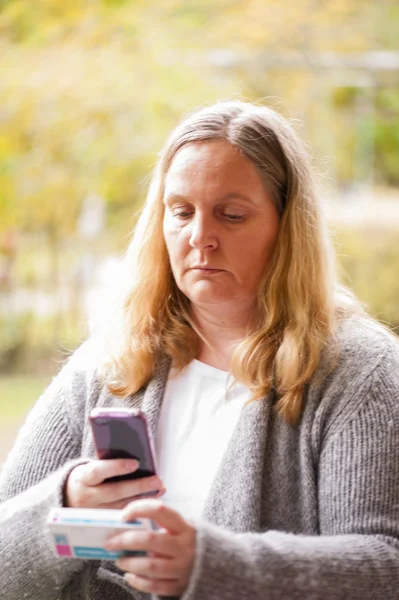 Frau sucht nach Drogen — Stockfoto