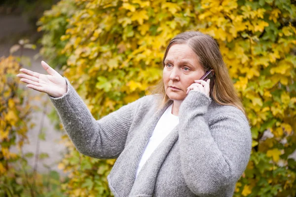 Frau telefoniert — Stockfoto