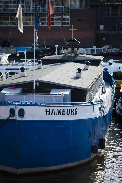 Řeka převozník kostel v Hamburku — Stock fotografie