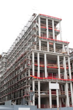 yüksek doğmak inşaat alanında bir ticari gayrimenkul yapısı ve ekonomik ve finansal büyüme ve sağlıklı ekonomi iş sembolü inşa sürecinde bir beton yapı.
