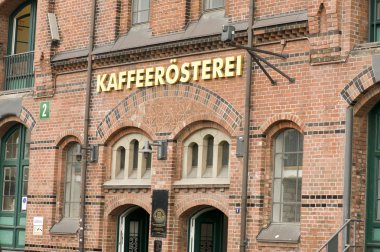 aşağıda kırmızı apartmanın göster