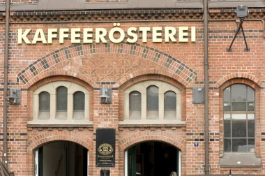 aşağıda kırmızı apartmanın göster