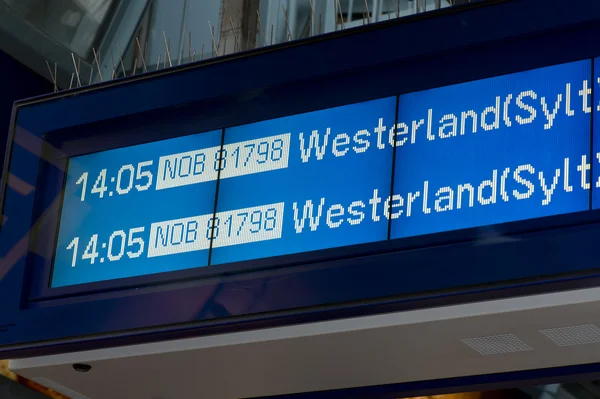 Mostrar el panel que muestra los vuelos con enfoque en "Westland " —  Fotos de Stock