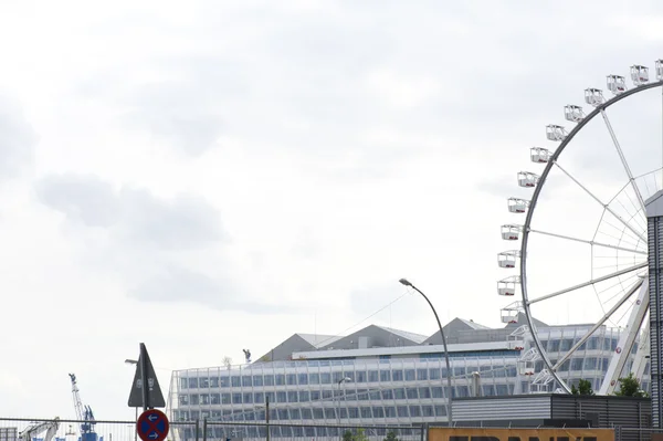 Una nave sul Tamigi con l'occhio di Londra sullo sfondo . — Foto Stock
