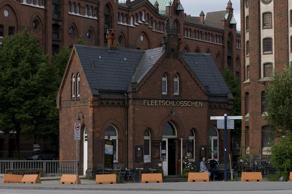 Известный старый Speicherstadt в Гамбурге, построить с красным кирпичом — стоковое фото