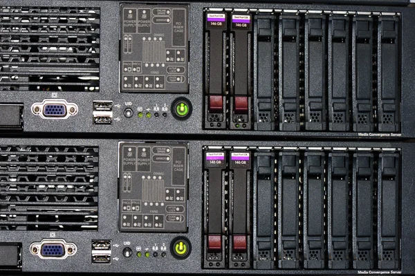 Sala server di rete con computer per le comunicazioni ip tv digitali e internet — Foto Stock
