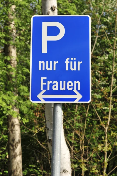 Estacionamento para mulheres — Fotografia de Stock