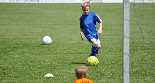 Kinder spielen Fußball — Stockfoto