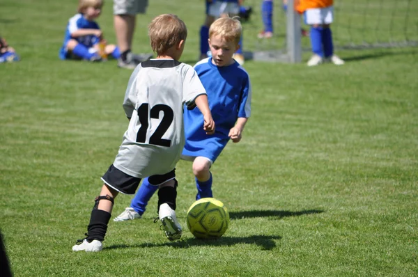 Barn spelar fotboll — Stockfoto