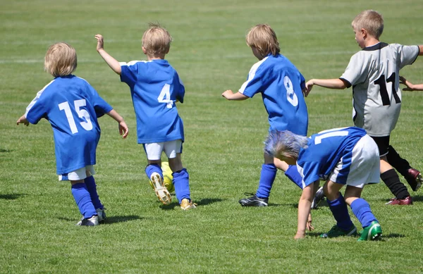 Les enfants jouent au football — Photo
