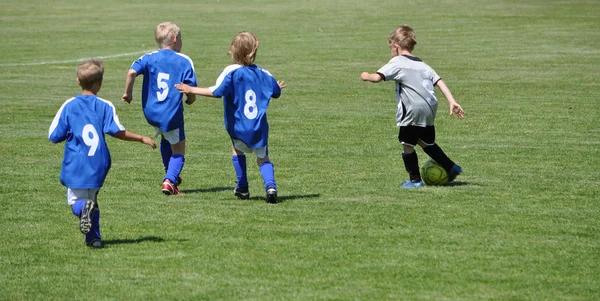 Crianças jogam futebol — Fotografia de Stock