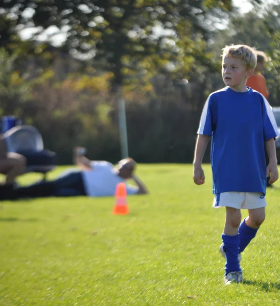 Barn spelar fotboll — Stockfoto