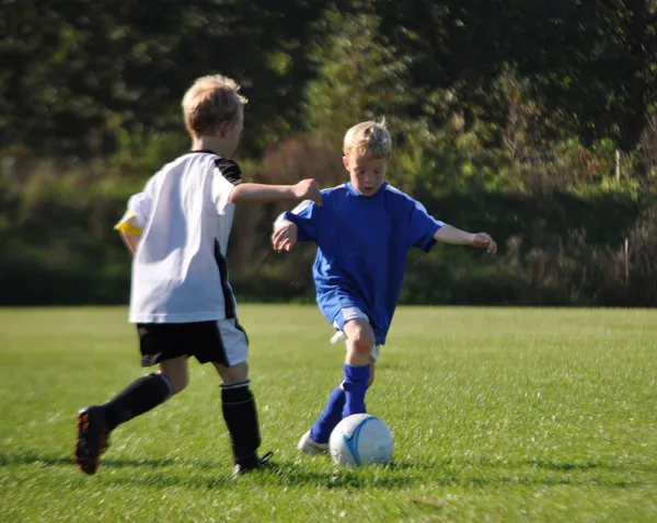 Barn spelar fotboll — Stockfoto