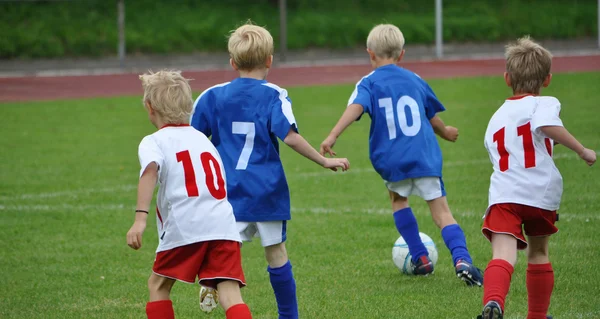 Діти грають футбол — стокове фото