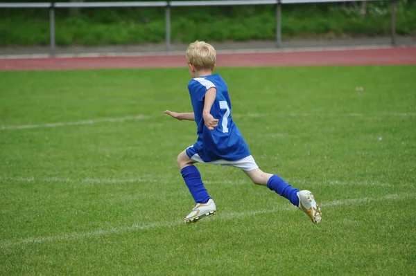 Los niños juegan fútbol —  Fotos de Stock