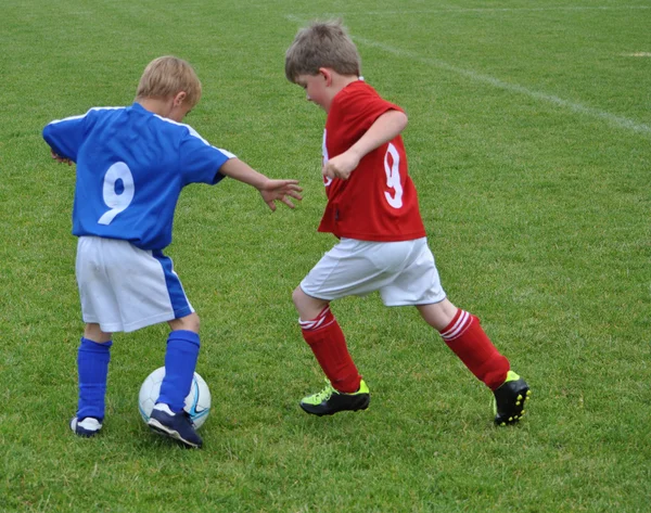 Les enfants jouent au football — Photo