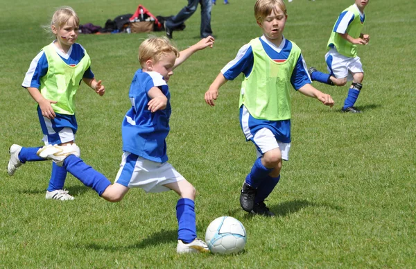 Barn spelar fotboll — Stockfoto
