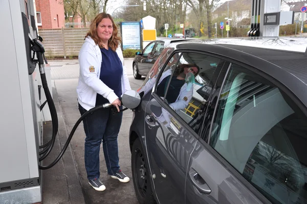 Femme remplit la voiture — Photo