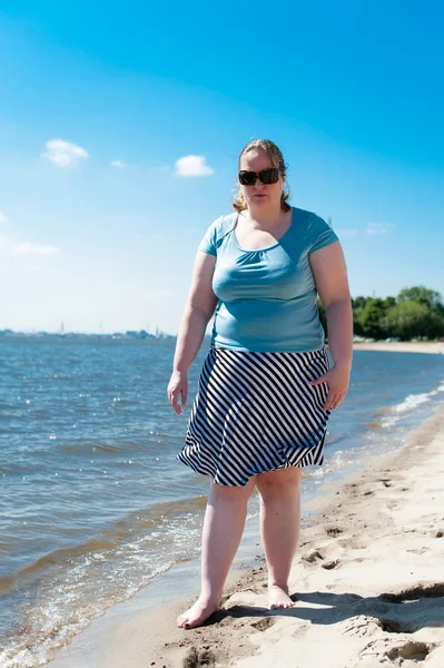 Vrouw op de elbe — Stockfoto