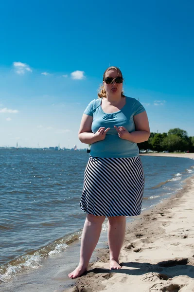 Vrouw op de elbe — Stockfoto