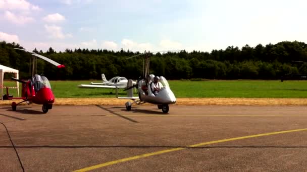 Gyrokopter aerobatic biplan — Stockvideo