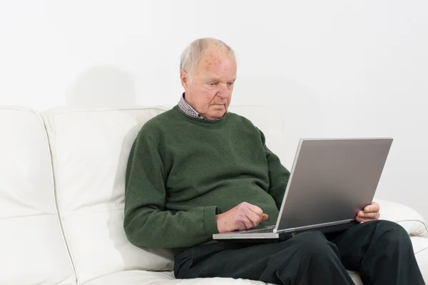 Gepensioneerden met laptop — Stockfoto