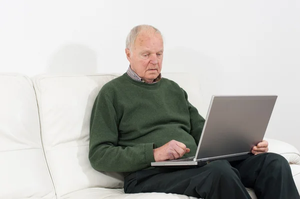 Pensionärer med bärbar dator — Stockfoto