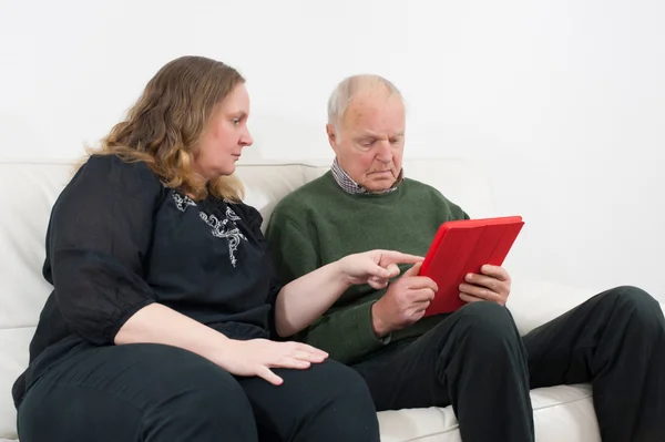 Mujer joven y pensionistas en la Tablet PC — Foto de Stock