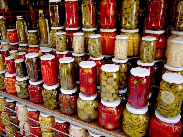 Azeitonas e produtos hortícolas em conserva — Fotografia de Stock