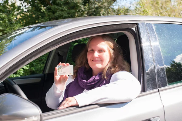 여자와 운전 면허 — 스톡 사진