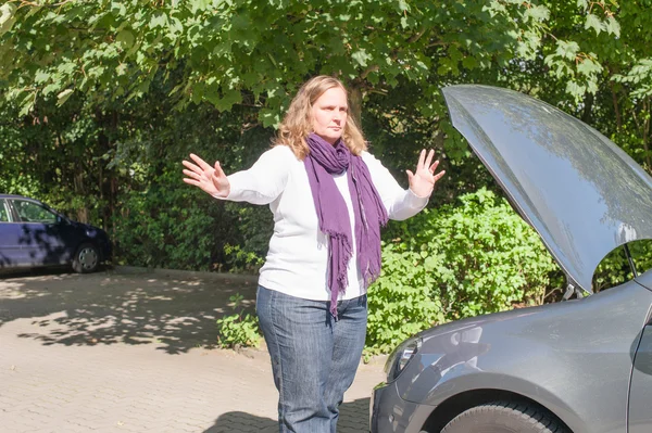 Frauen und die Autopanne — Stockfoto