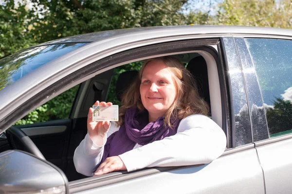女性と運転免許証 — ストック写真
