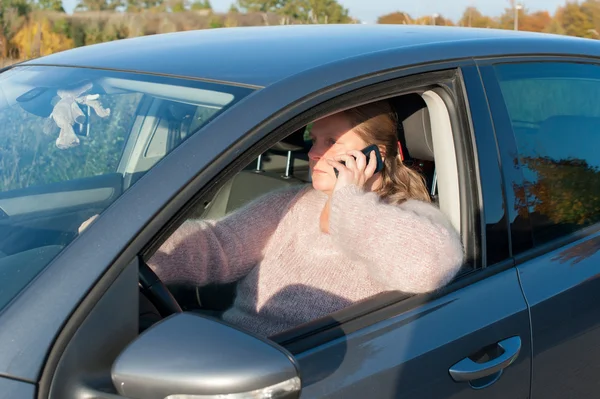Telefon i bilen — Stockfoto