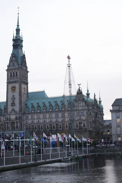 Mercado de Natal na Praça da Câmara Municipal em Hamburgo — Fotografia de Stock