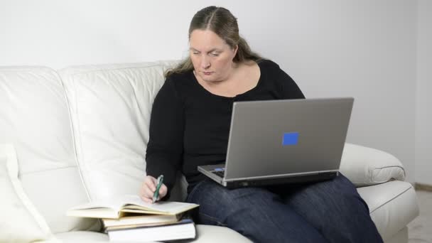 Mujer estudiando desde casa — Vídeos de Stock