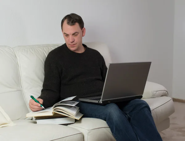 Hombre estudiando desde casa — Foto de Stock