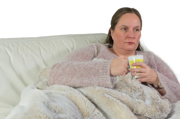 Kvinnan har en förkylning och huvudvärk — Stockfoto