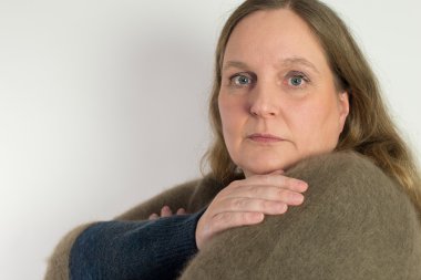 bir kazak angora giyen kadın