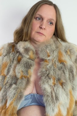 kadın ve kürk ceket