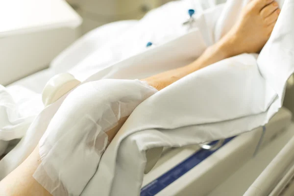 Хирургия колена в больнице — стоковое фото