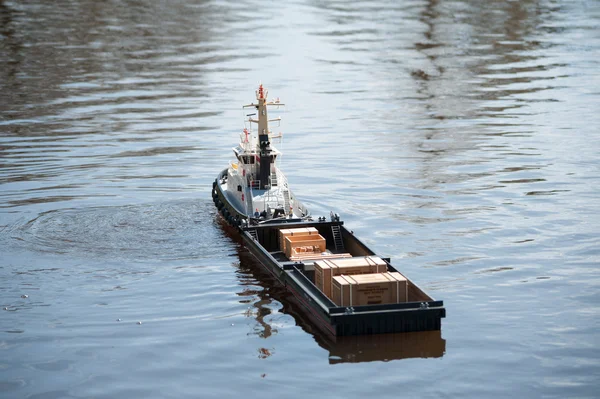 La nave modello è lasciata su un lago ad acqua — Foto Stock